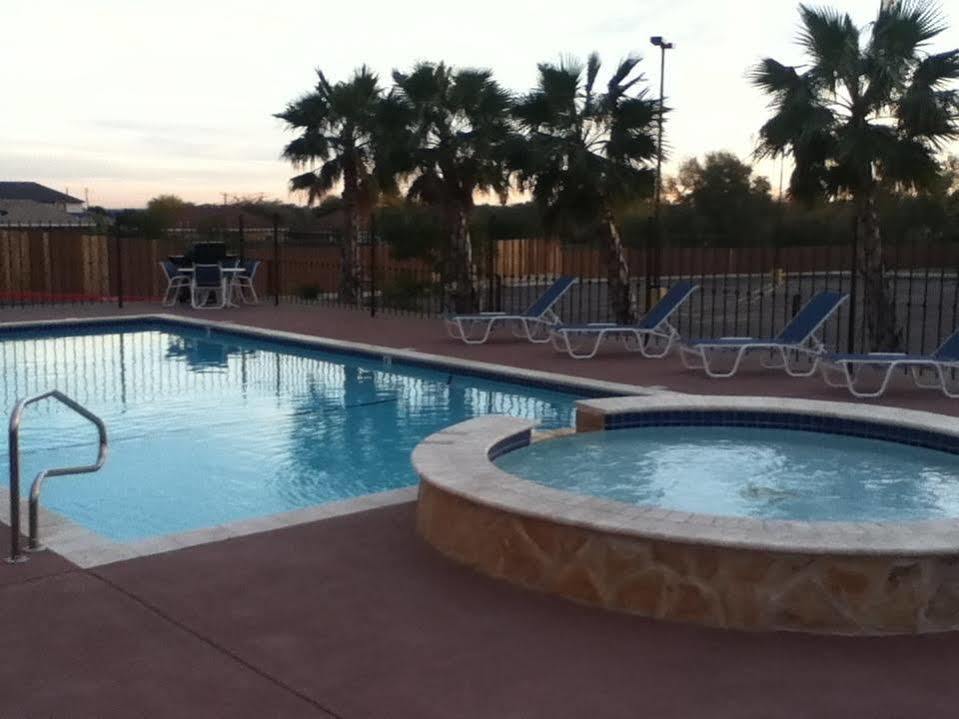 Microtel Inn And Suites Eagle Pass Exterior photo
